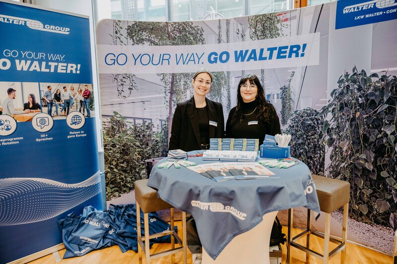 Stand von LKW Walter auf der Meet & Match 2024 der FH Kufstein Tirol mit Standbetreuerinnen. | © FH Kufstein Tirol 