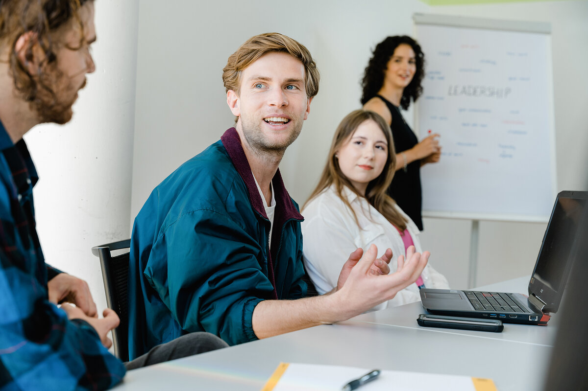 Studierende im Klassenzimmer der FH Kufstein Tirol, neue MINT-Studienplätze ab 2025/26 | © FH Kufstein Tirol