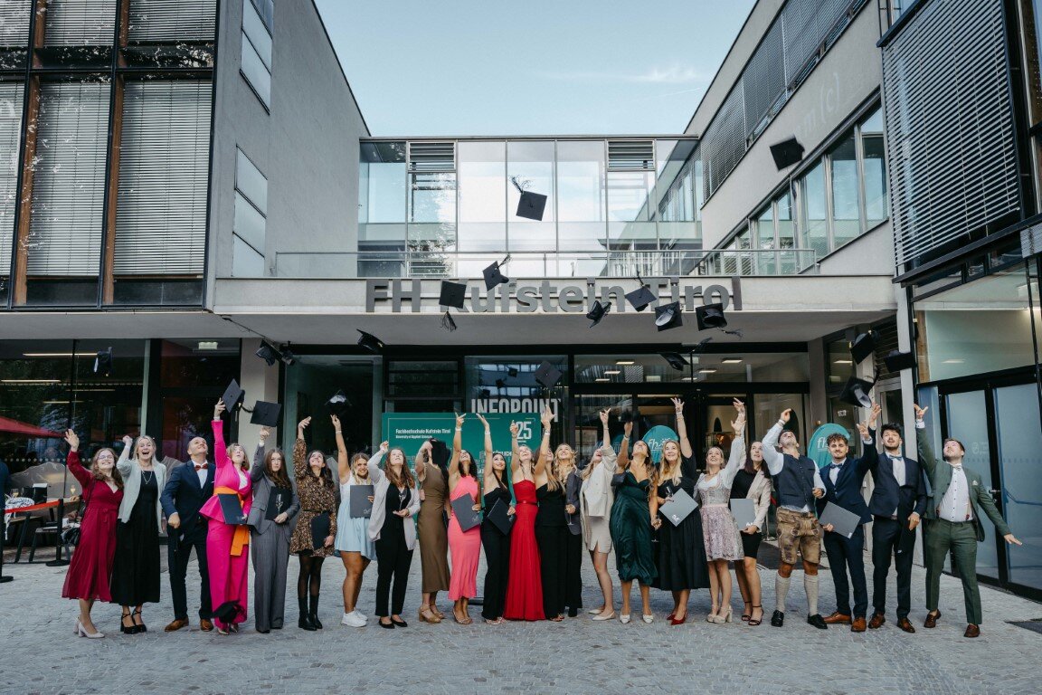 Jubelnde Spondierende vor dem Gebäude der Fachhochschule Kufstein Tirol.  | © FH Kufstein Tirol