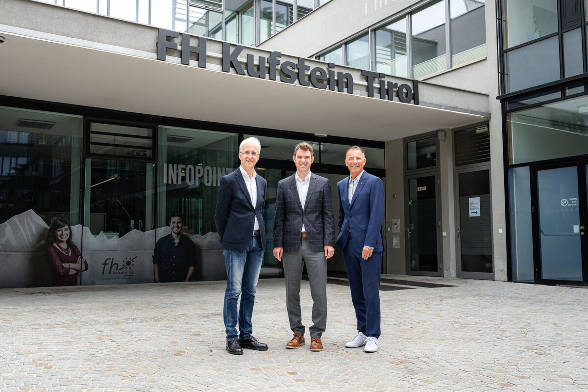 Drei Männer in Anzügen stehen vor einem Gebäudeeingang. | © FH Kufstein Tirol 