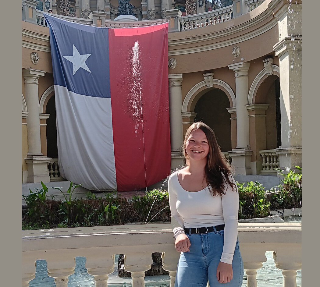 Sandra vor Chilenischer Flagge | © privat