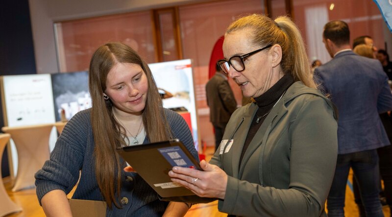 Mädchen im Gespräch mit Ausstellerin beim Girls! TECH UP Day.  | © OVE