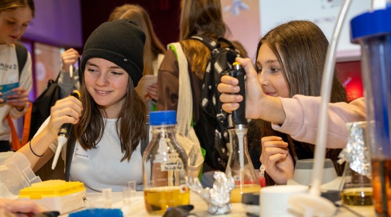 Eine Gruppe Mädchen an einer der Mitmachstationen des Girls! TECH UP Days an der FH Kufstein Tirol.  | © OVE