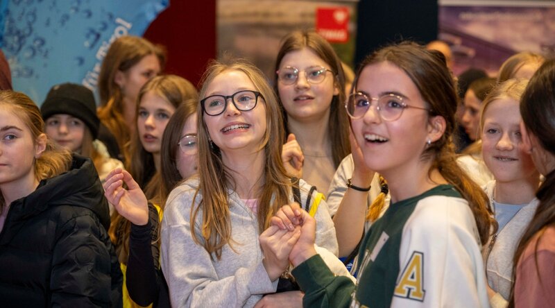 Besucherinnen des Girls! TECH UP Days an der FH Kufstein Tirol warten gespannt auf die Bekanntgabe der Siegerinnen des Gewinnspiels. | © OVE