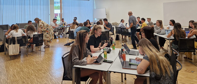 Studierende arbeiten in Gruppen in einem Seminarraum der FH Kufstein Tirol. | © FH Kufstein Tirol