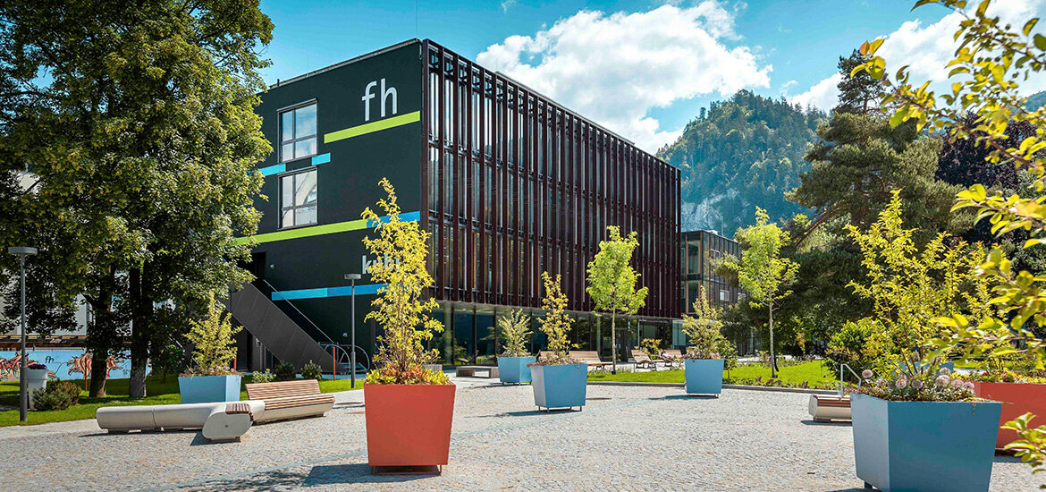 Modernes Universitätsgebäude der FH Kufstein Tirol, umgeben von Grünflächen. | © FH Kufstein Tirol