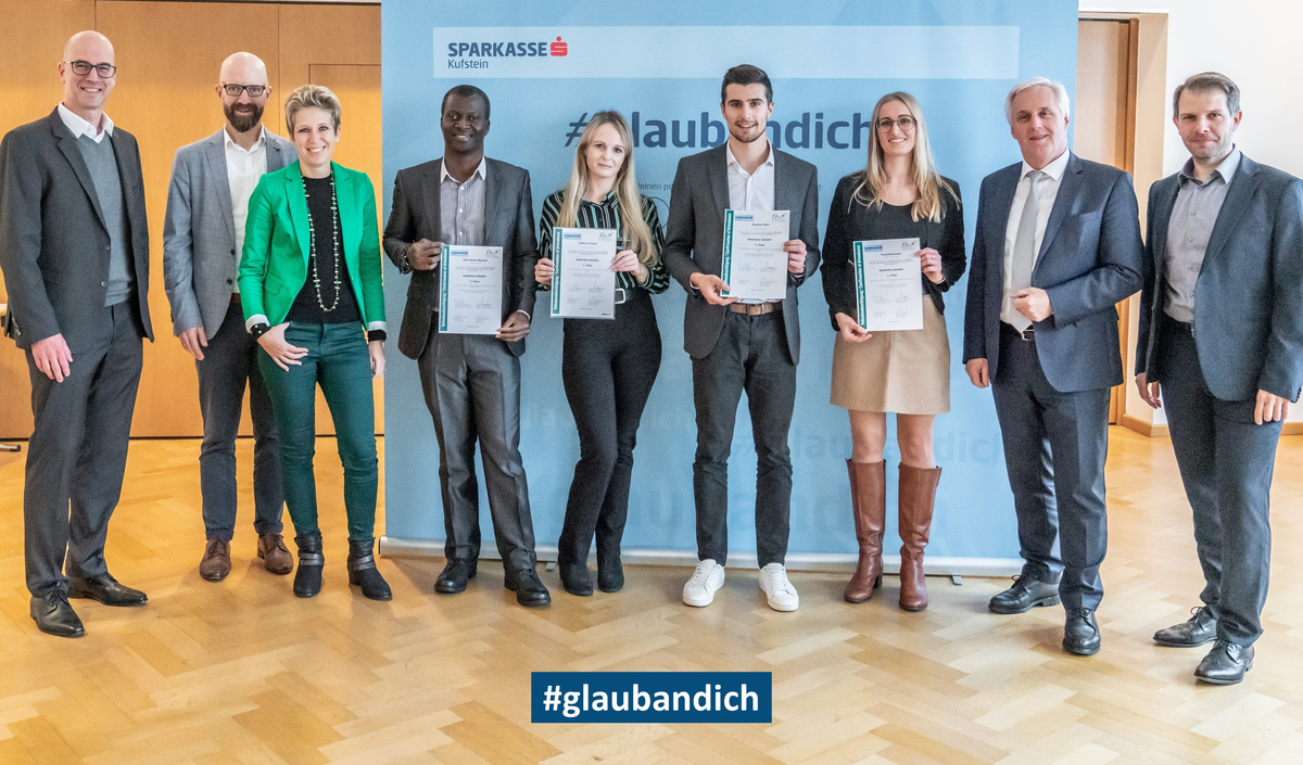 Gruppe der Banking Award Gewinner hält Zertifikate bei der Verleihungs-Zeremonie mit dem Hashtag glaubandich sichtbar. | © FH Kufstein Tirol