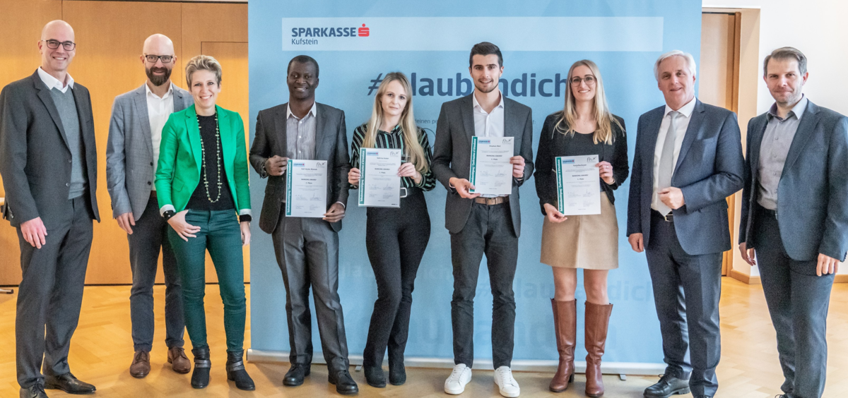 Gruppe der Banking Award Gewinner hält Zertifikate bei der Verleihungs-Zeremonie mit dem Hashtag glaubandich sichtbar. | © FH Kufstein Tirol