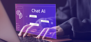 Hände, die auf einem Laptop tippen, mit einer digitalen Benutzeroberfläche für einen KI-Chatbot, dargestellt in einem violetten Overlay. | © AdobeStock.Supatman