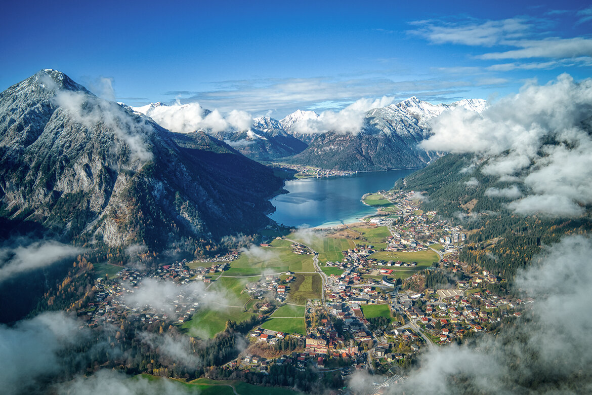 Luftaufnahme der Region Achensee in Tirol mit Blick auf den See, die umliegenden Berge und Ortschaften. | © Achensee Tourismus 