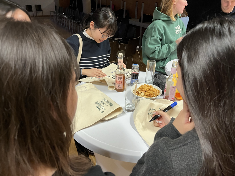 Austauschstudierende während des Signierens der Stofftaschen | © FH Kufstein Tirol