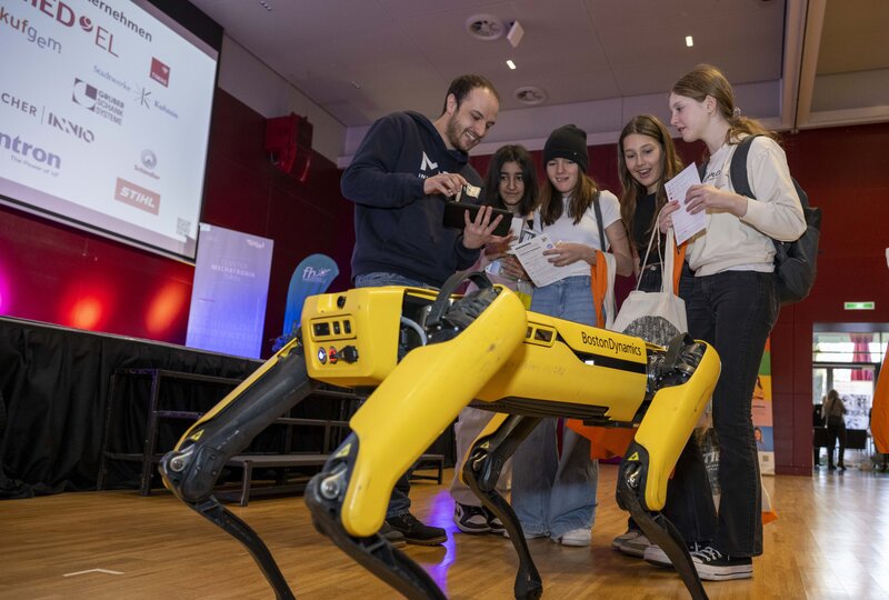 Mädchen bestaunen Robo-Hund am Girls! TECH UP Day an der FH Kufstein Tirol.  | © OVE