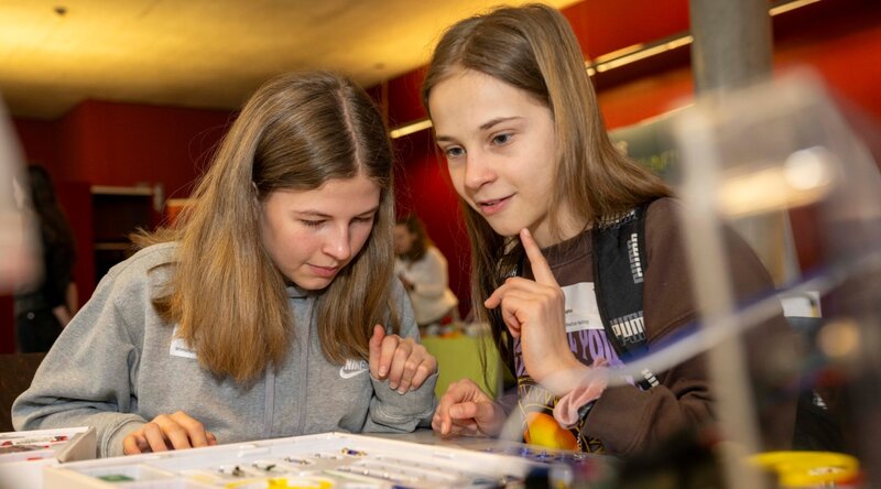 Mädchen an Mitmachstationen beim Girls! Tech Up Day an der FH Kufstein Tirol.  | © OVE