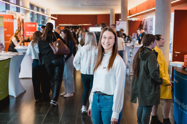 Pia Hermann, Digital-Marketing-Studierende, auf der Meet & Match 2025.  | © FH Kufstein Tirol