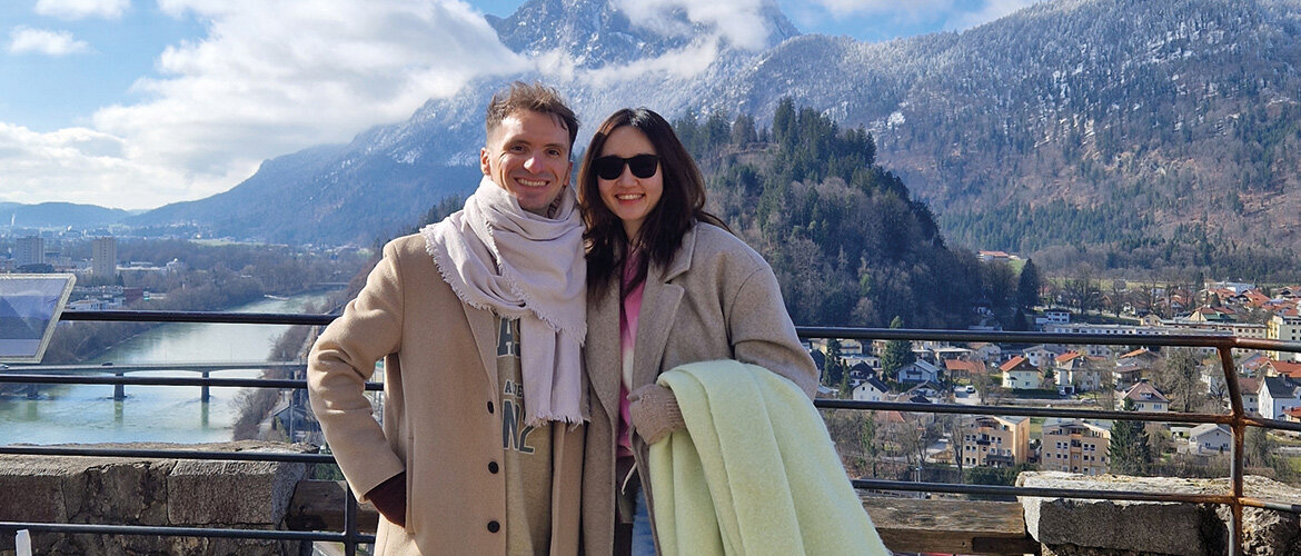 Ivan Reynau und Sujung Park auf der Kufsteiner Festung mit Blick auf die Stadt. | © FH Kufstein Tirol