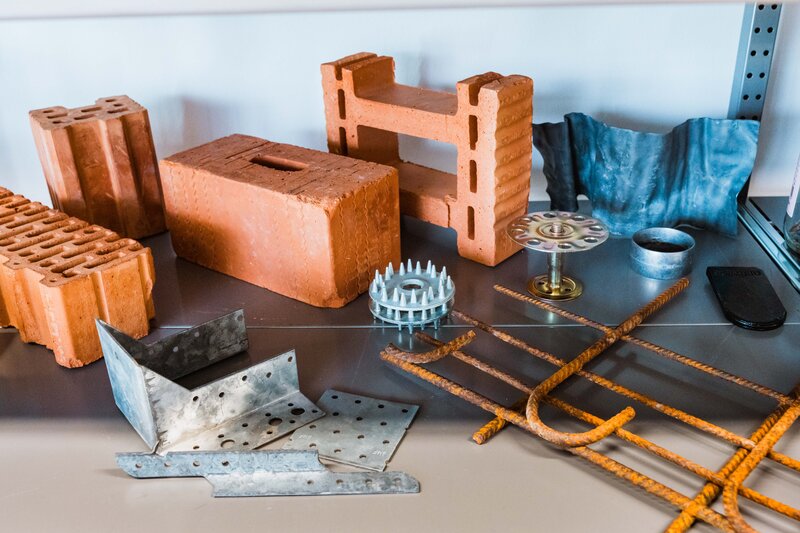 Sustain_Estate_Lab_Baumaterial Eine Sammlung von rohen Baumaterialien, wie zum Beispiel Ziegel unterschiedlicher Arten.