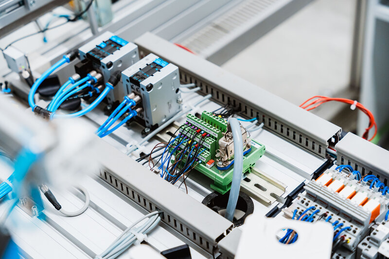 Automation_Lab_Bauteile_1 Eine Nahaufnahme von der Verkabelung und Elektronik einer Maschine im Automation Lab.
