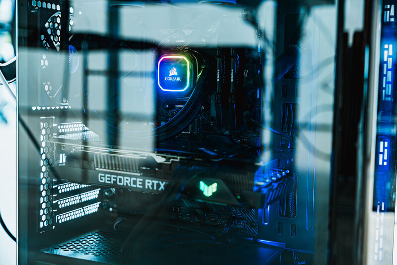 Web_Lab_Server Inneres eines Computergehäuses, Grafikkarte, Kühlsystem, RGB-Beleuchtung, transparente Seitenpanel, blaue Lichtmuster, High-Tech-Ästhetik