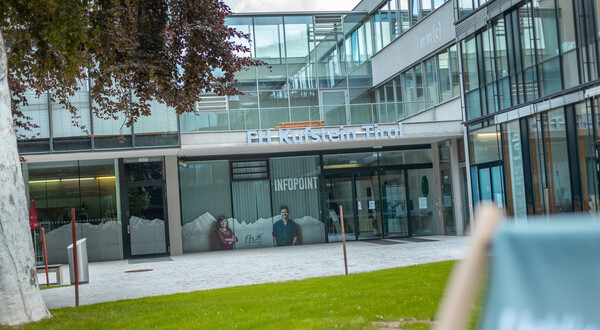 Das Bild zeigt den Eingangsbereich der Fachhochschule Kufstein Tirol. | © FH Kufstein Tirol