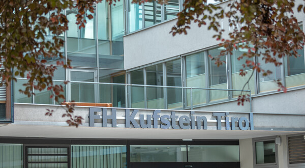 Eingang der FH Kufstein Tirol vom Gebäude B, mit dem Namen der Fachhochschule als Schriftzug darüber stehend. | © FH Kufstein Tirol