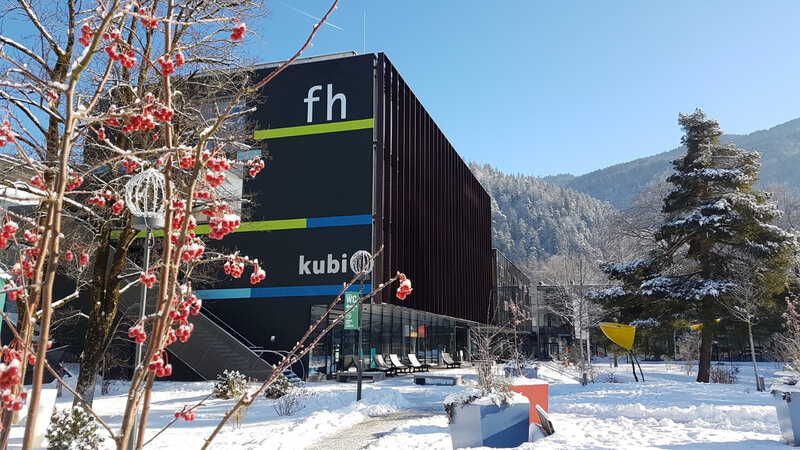 Das Kubi Gebäude in einer verschneiten Winterlandschaft. | © FH Kufstein Tirol