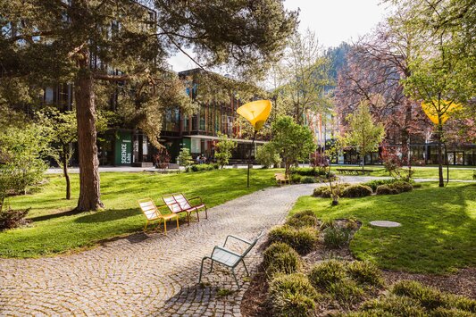 Ein Weg durch den Park, welcher zur FH Kufstein Tirol führt. | © FH Kufstein Tirol