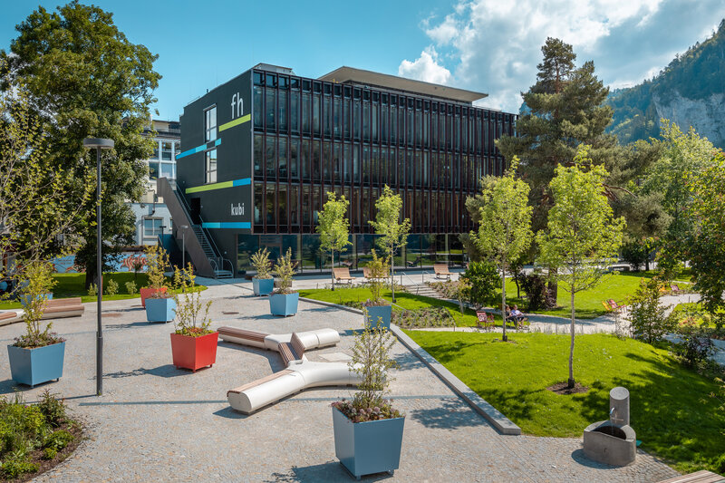 Der Park liegt im Vordergrund, während im Hintergrund das Kubi-Gebäude zu sehen ist. | © FH Kufstein Tirol