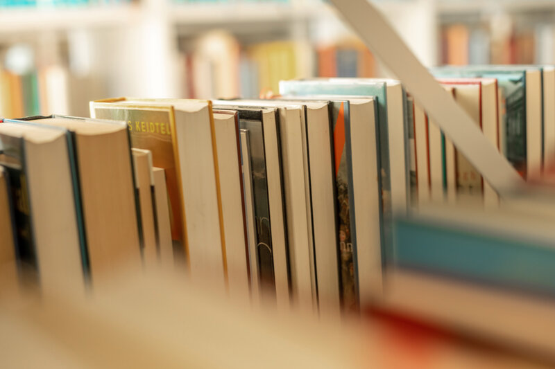 Eine Reihe von Büchern in einem Regal. | © FH Kufstein Tirol