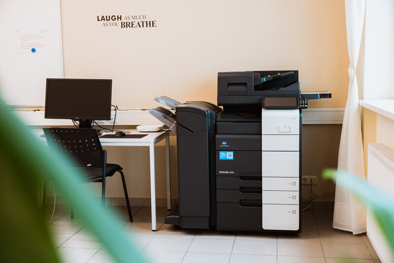 Ein Gemeinschaftsdrucker steht neben einem Computer in der International Student Residence der FH Kufstein Tirol. | © FH Kufstein Tirol