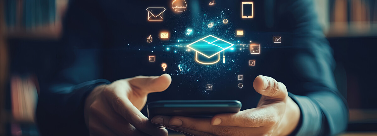 Digitale Bildung und Vernetzung Eine Person hält ein Smartphone in den Händen, aus dem holografische Bildungssymbole wie ein Doktorhut und digitale Icons schweben, was die digitale Transformation des Lernens symbolisiert.