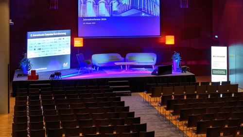 Hauptsaal des Symposiums Restrukturierung 2024 an der FH Kufstein Tirol | © FH Kufstein Tirol Bühne und Publikumssaal beim Symposium Restrukturierung 2024 | © FH Kufstein Tirol