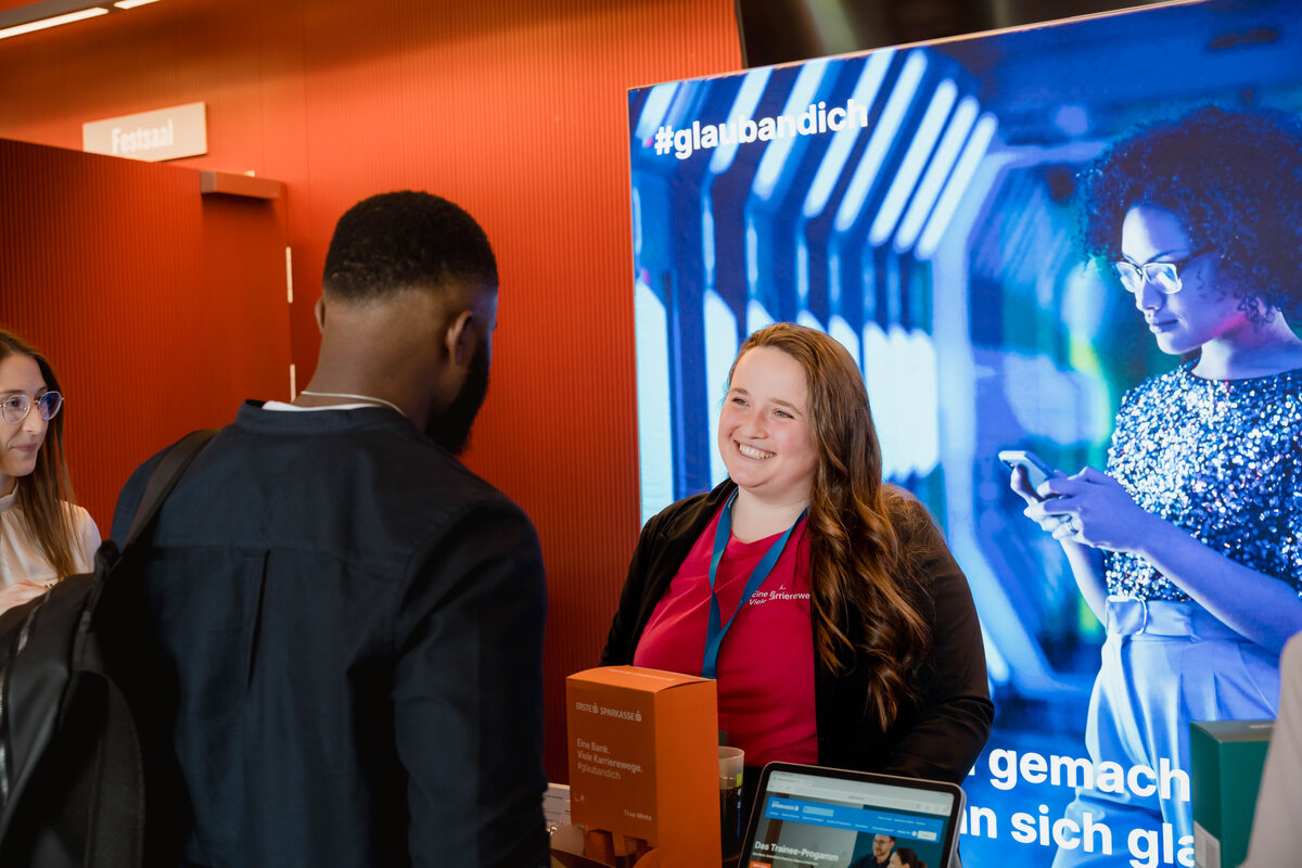 Interessent:innengespräch-Meet & Match-Sparkasse Eine Mitarbeiterin der Sparkasse im Gespräch mit einem Interessenten der Karrieremesse Meet & Match 2025
