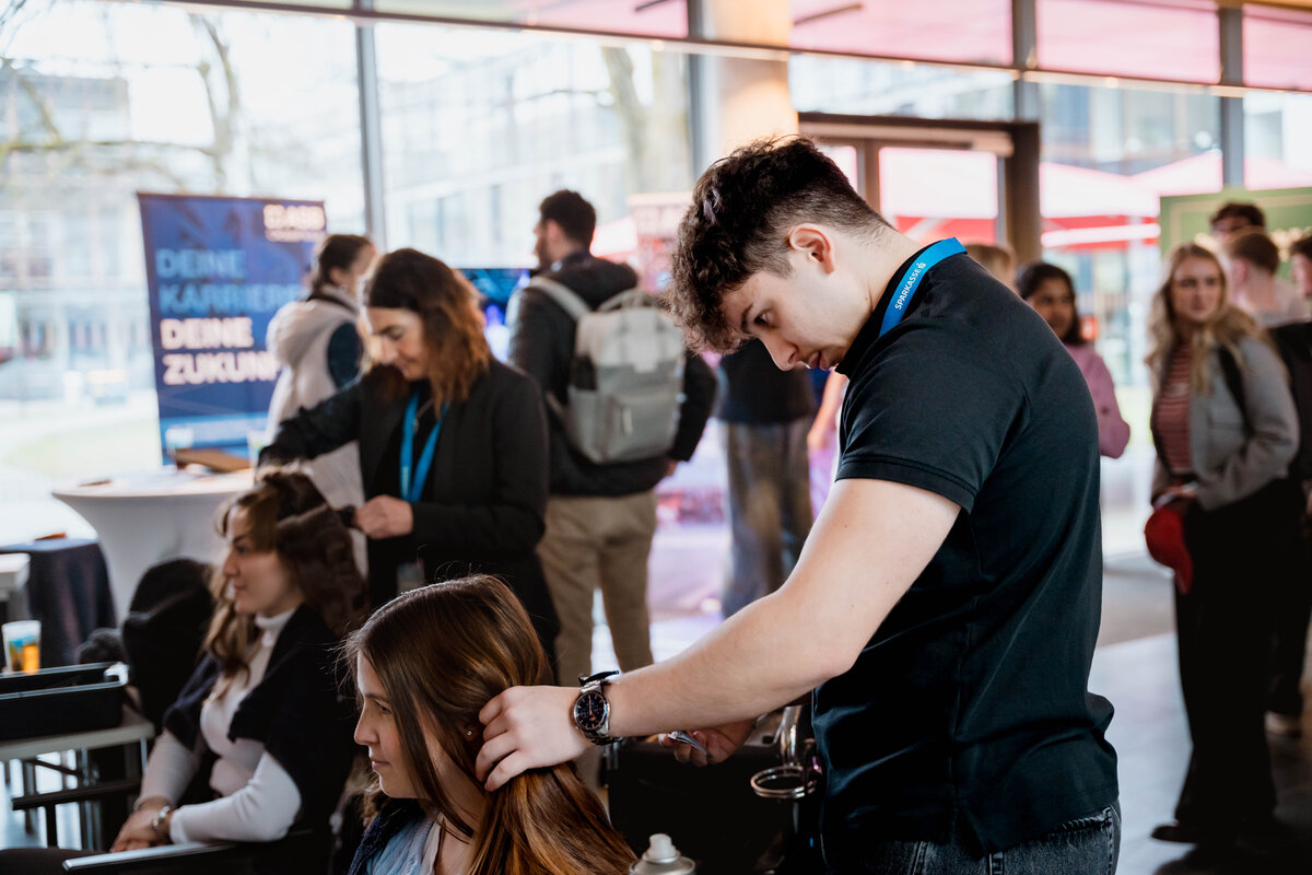 Meet & Match - Bewerber:innenstyling | © FH Kufstein Tirol Ein Friseur stylt eine Besucherin der Meet & Match. | © FH Kufstein Tirol