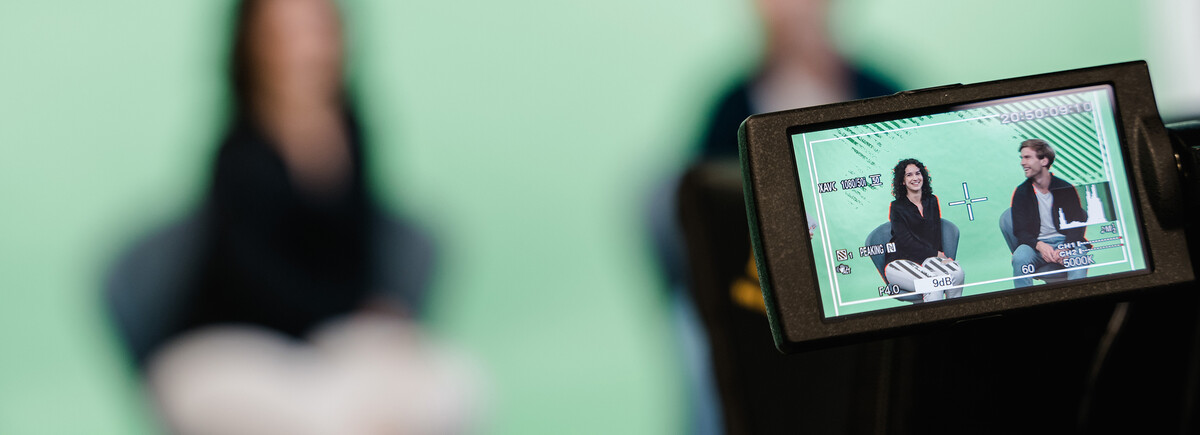 E-Learning_Center | © FH Kufstein Tirol Der Austausch zwischen zwei Personen wird von einer Kamera gefilmt. | © FH Kufstein Tirol