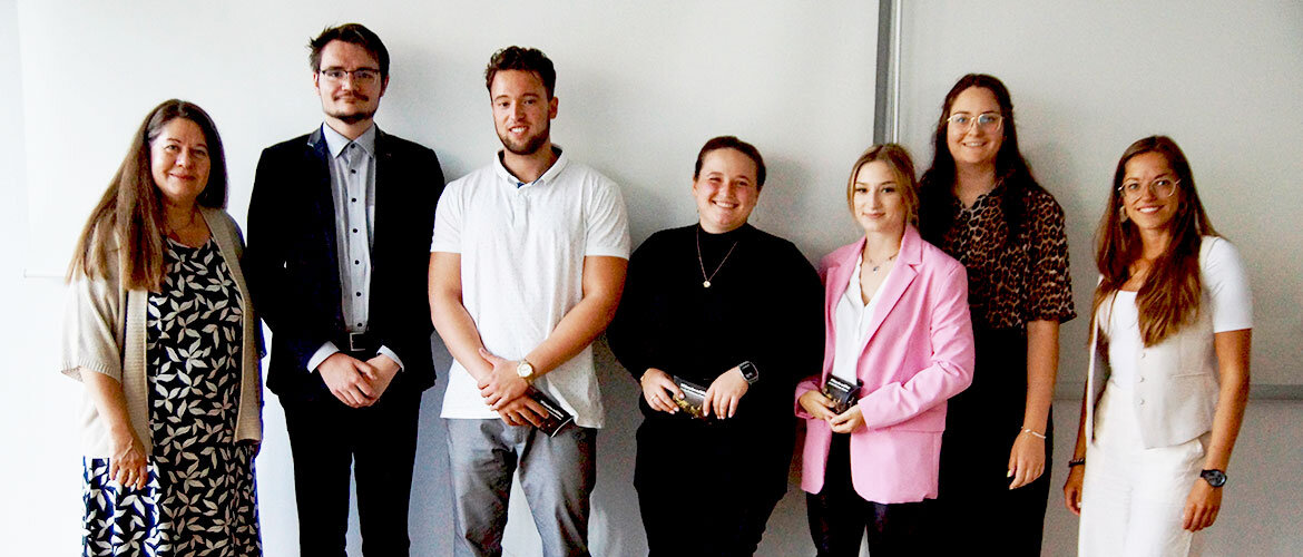 Studierende präsentieren gemeinsam mit ihrer Betreuerin das Praxisprojekt „Sieben Euro Cash“ Gruppe von Studierenden mit Betreuerin bei der Präsentation eines Praxisprojekts