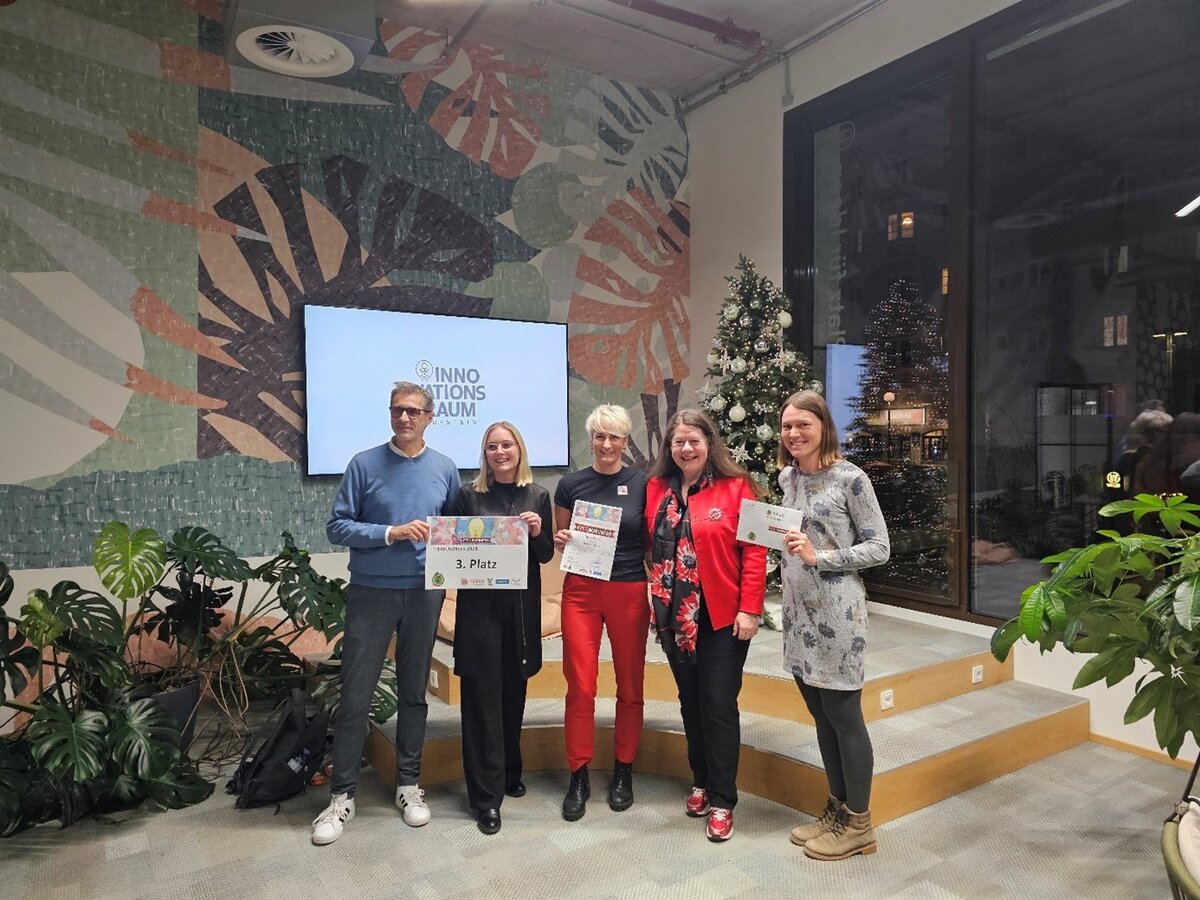 Fit4Business_3. Platz | © FH Kufstein Tirol 1 Mann und 3 Frauen stehen nebeneinander. | © FH Kufstein Tirol