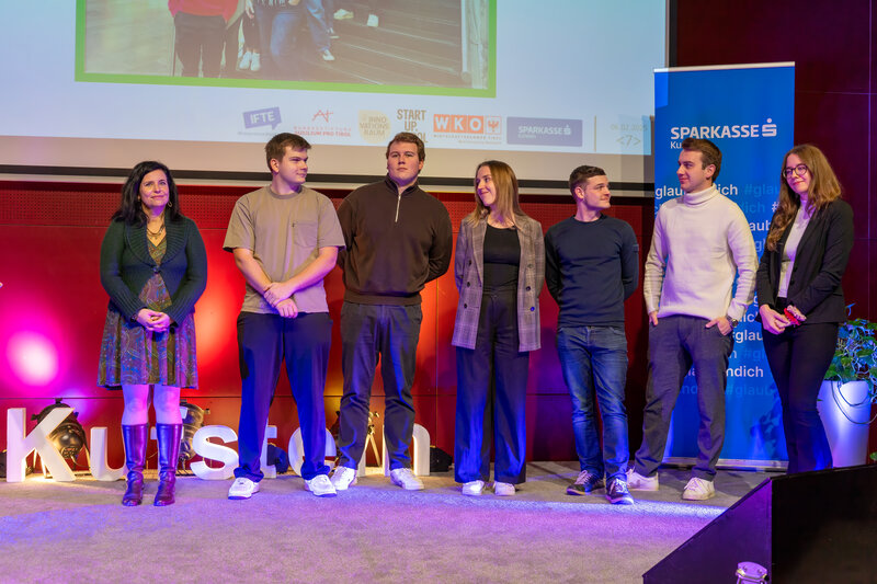 Eine Gruppe von Schüler:innen zusammen mit Claudia de Vincenzi-Wurnig, Mitarbeiterin am Institut für Entrepreneurship. | © FH Kufstein Tirol