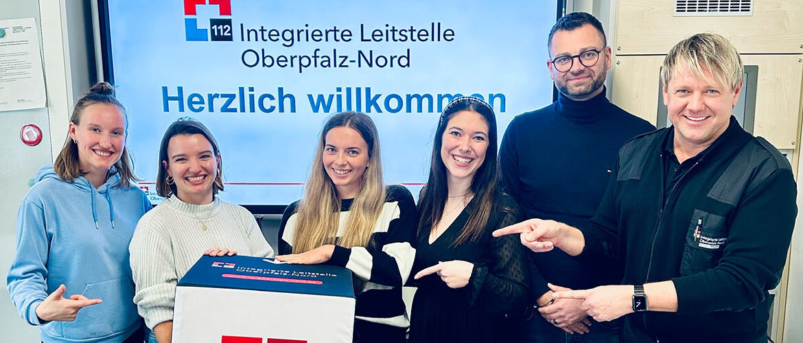FH Kufstein Tirol Projektgruppe bei der Leitstelle Oberpfalz-Nord. Projektgruppe der FH Kufstein Tirol gemeinsam mit Vertreter:innen der Integrierten Leitstelle Oberpfalz-Nord bei der Präsentation eines PR-Konzepts.