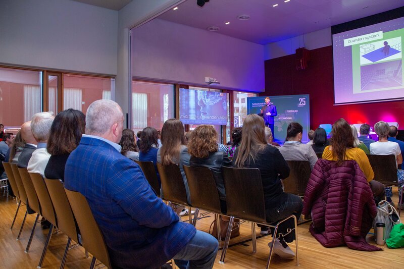 Publikum_Tag_der_Lehrenden_Vortrag_Koskela Blick vom Publikum aus auf das Podium und die Diskutierenden anlässlich des Tags der Lehrenden an der FH Kufstein Tirol.