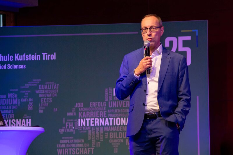 Prof. (FH) Dr. Mario Döller eröffnet die Veranstaltung mit einleitenden Worten und moderiert die abschließende Podiumsdiskussion. Prof. (FH) Dr. Mario Döller eröffnet die Veranstaltung mit einleitenden Worten und moderiert die abschließende Podiumsdiskussion.