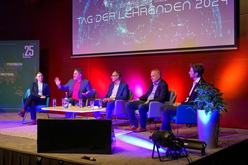 Diskussion_Podium_Tag_der_Lehrenden_2024 Diskutierende auf dem Podium anlässlich des Tags der Lehrenden an der FH Kufstein Tirol.