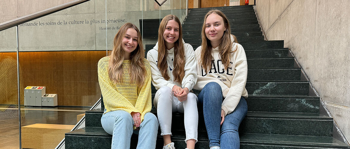 Praxisprojekt_Gewaltpraevention_in_Kindergaerten | © FH Kufstein Tirol Die drei verantwortlichen Studentinnen sitzen auf der Treppe in der Aula der FH Kufstein Tirol. | © FH Kufstein Tirol