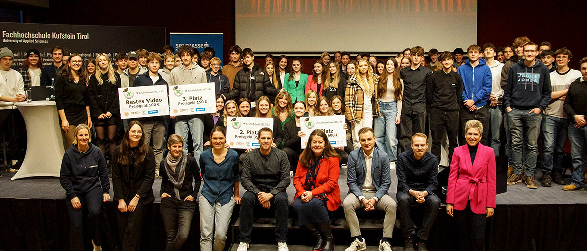 7_euro_cash_at_school_2024 Die Teilnehmenden und Juroren zusammen auf der Bühne des Festsaals der FH Kufstein Tirol